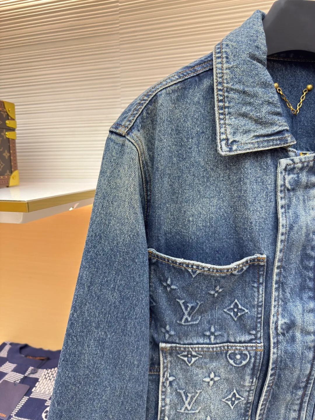 LOUIS VUITTON embossed pocket denim jacket ●Authentic product: Purchased and developed by 14219 ●Item number: 1680250-B95 ●Fabric: Denim denim fabric ●Technology: Heavy industrial washing ●Version: Fitted version ●Size: 46-48-50-52 ●Weight: about 1255g ●Description: The overall wiring is straight and delicate, the fabric is comfortable and soft, the color is consistent and there is no color difference